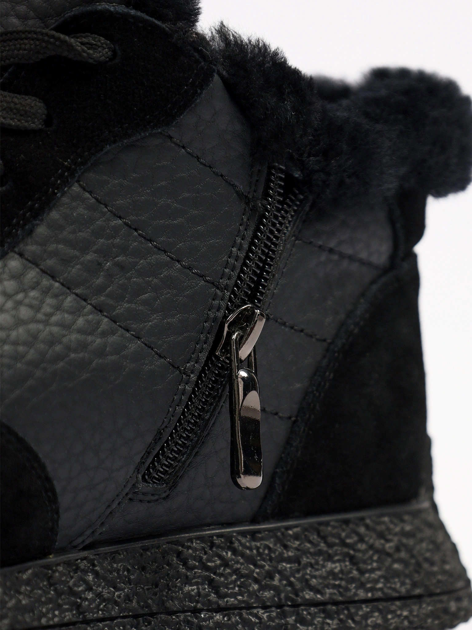 Кроссовки комбинированные черного цвета на низкой подошве